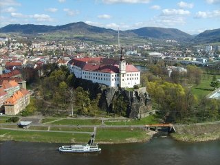 800px-Decin[1]