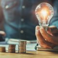 9b9d0663-energetika-zarovka-finance-shutterstock_793595989-scaled